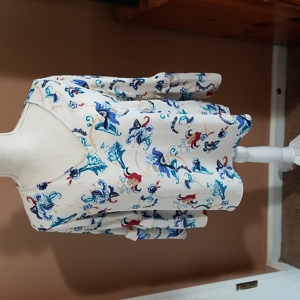 Ladies Blouse. Flared  sleeves. Medium
